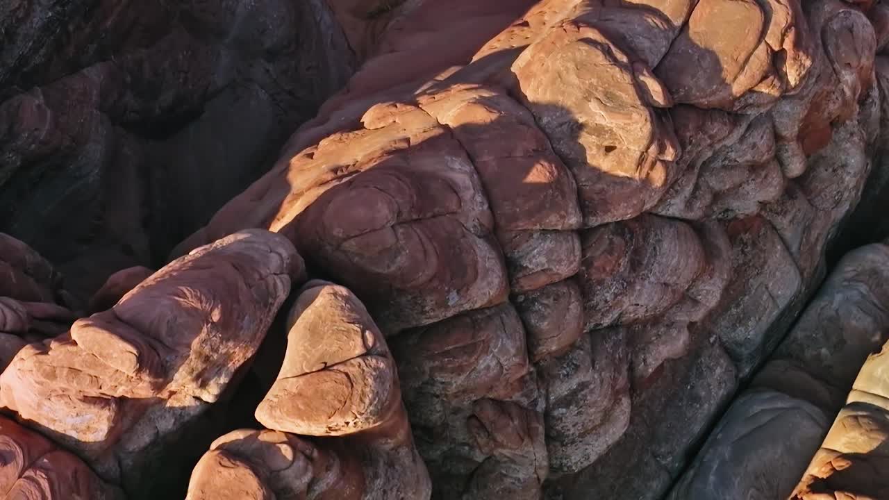 Esplorare formazioni rocciose nel deserto del Mojave al tramonto