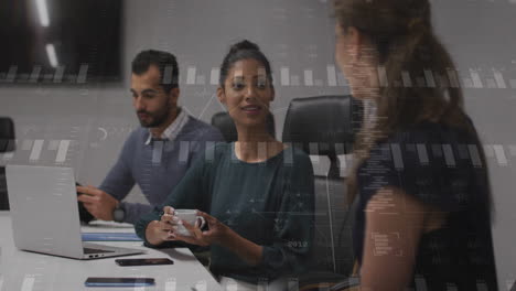 Diskussion-über-Business-Data-Analytics,-Verschiedene-Kollegen-In-Bürobesprechung