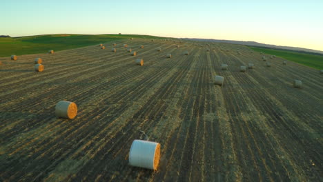 Una-Antena-Sobre-Fardos-De-Heno-En-Un-Campo-Agrícola-En-El-Medio-Oeste.