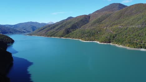 El-Hermoso-Río-Aragvi-De-Color-Azul-Claro-En-Ananuri,-Georgia,-Es-Una-De-Las-Atracciones-Turísticas-Más-Bellas-Y-Encantadoras.