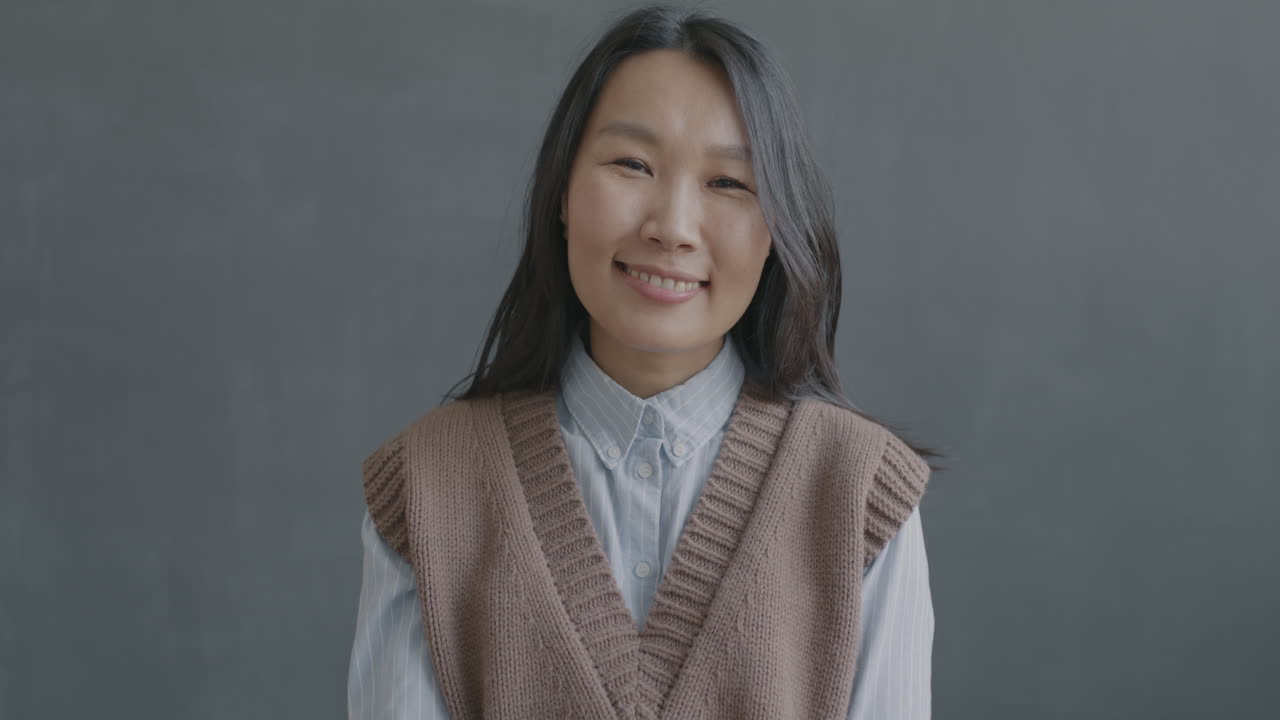 mujer dando un pulgar hacia arriba