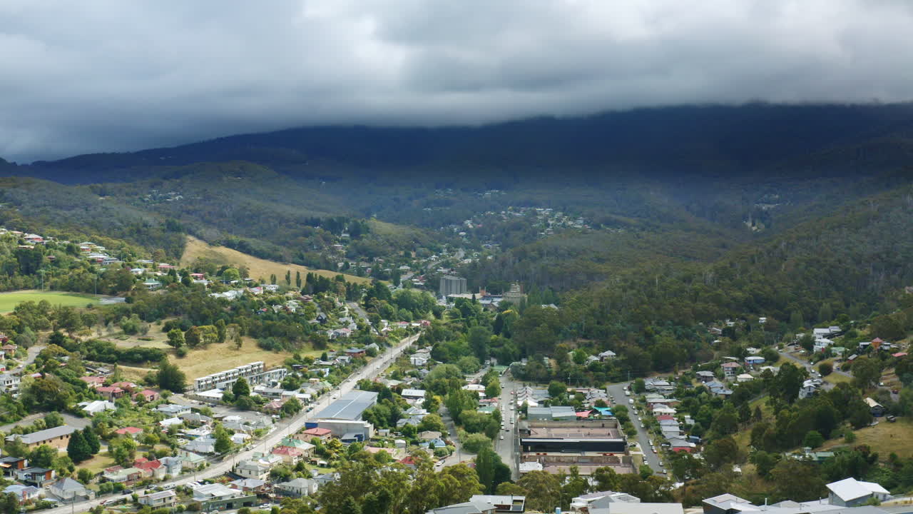 drones aéreos sobrevolando los suburbios del valle del interior de hobart en tasmania, 4k
