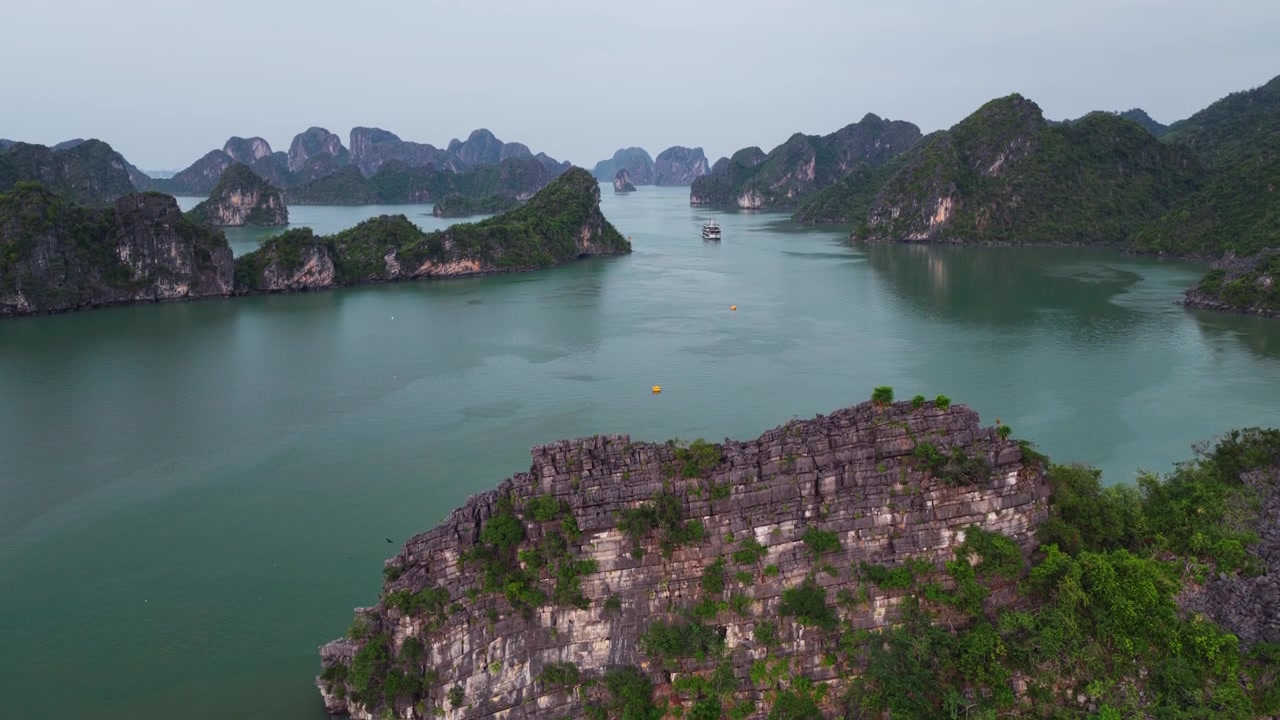 Cảnh đẹp ngoạn mục của Vịnh Hạ Long ở miền Bắc Việt Nam. Ảnh toàn cảnh từ trên cao.