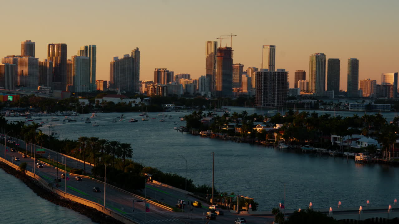 L'orizzonte di Miami al tramonto