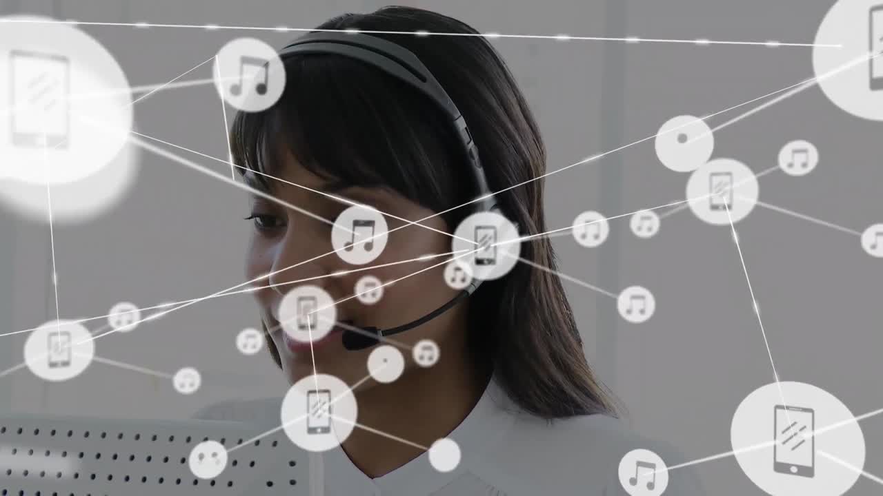 헤드 ⁇ 을 착용한 사업가 여성에 대한 연결 네트워크와 아이콘의 애니메이션