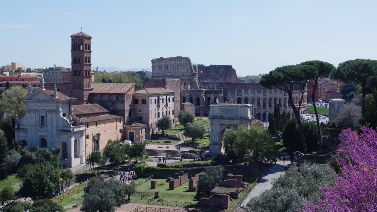 Vista panoramica del Colosseo e del Foro Romano a Roma, Italia.