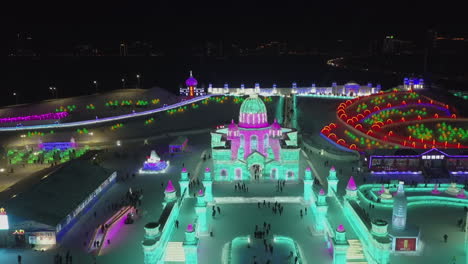 evento dramático al aire libre: festival de hielo de harbin china, noche colorida
