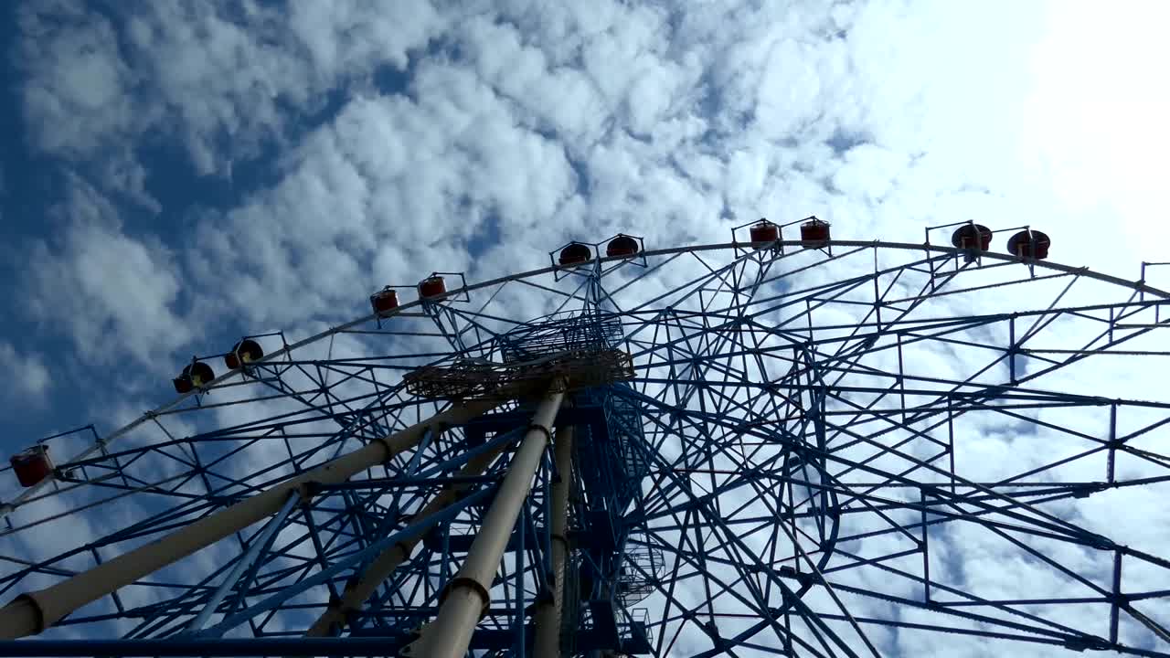 gran rueda gigante girando lentamente, día de verano en el parque de la ciudad