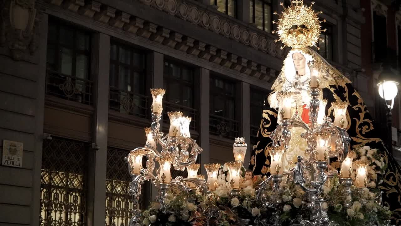 거룩한 동안 좋은 금요일에 성모 마리아 행렬