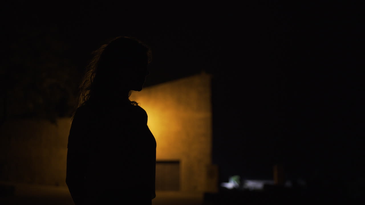 Silhueta de mulher à noite em Maiorca, Espanha