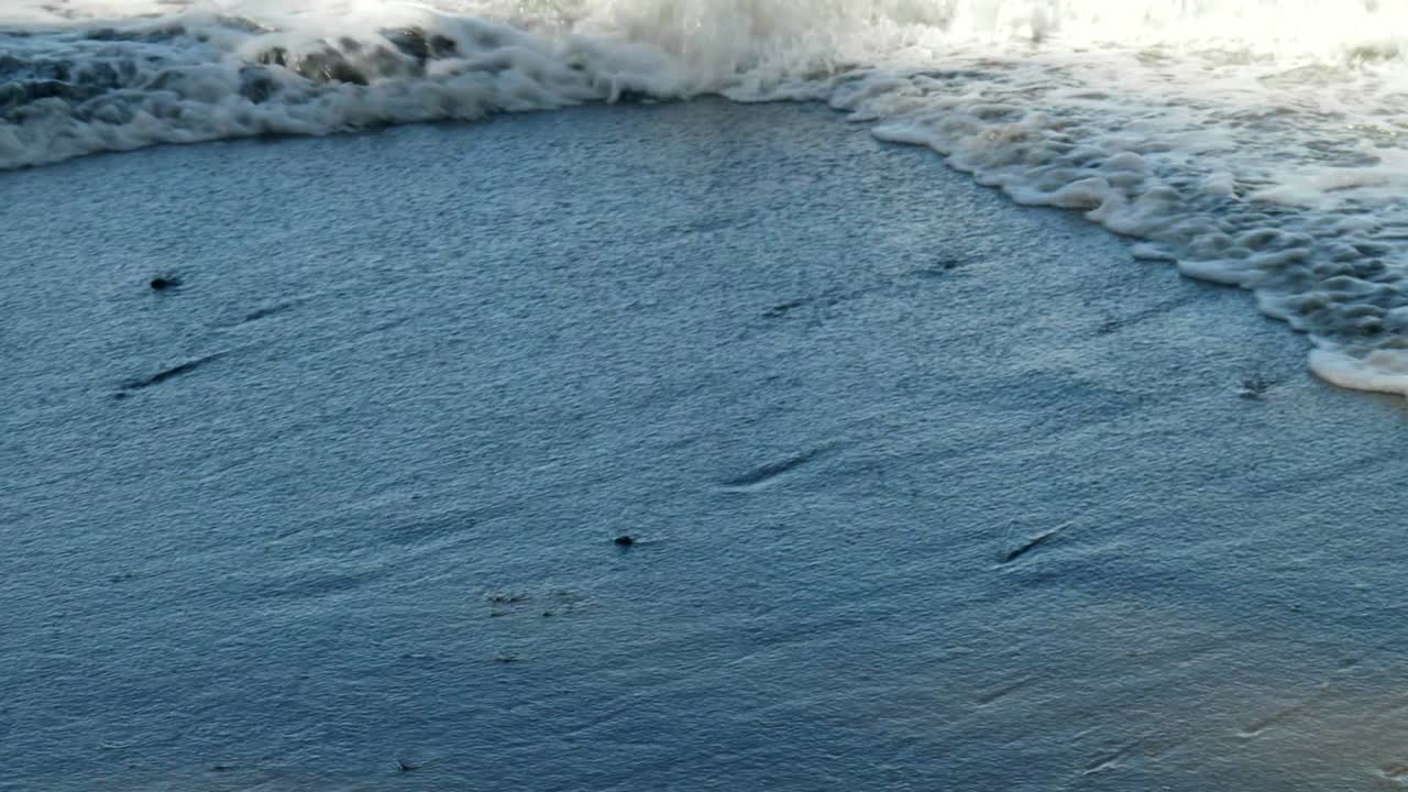 역동적인 파도가 해안선을 따라 교차하여 매혹적인 해안 춤을 만니다.