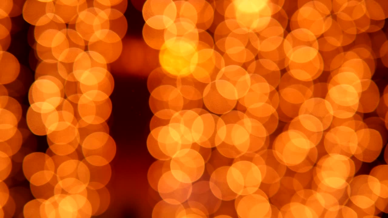 Verschwommener Hintergrund mit goldenen Lichtern und Bokeh. Nachtleben der Stadt.