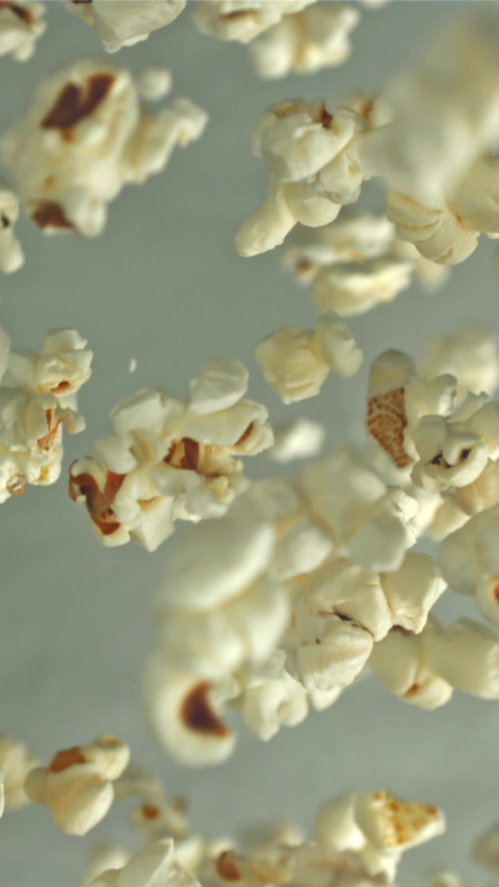 Popcorn appena scoppiati che cadono al rallentatore