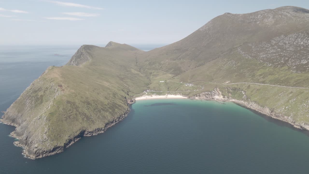 Vista mozzafiato di Keem Bay, circondata da scogliere, sull'isola di Achill in Irlanda.