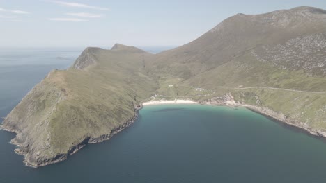 impresionante vista de la bahía de keem rodeada de acantilados dentro de la isla de achill en irlanda