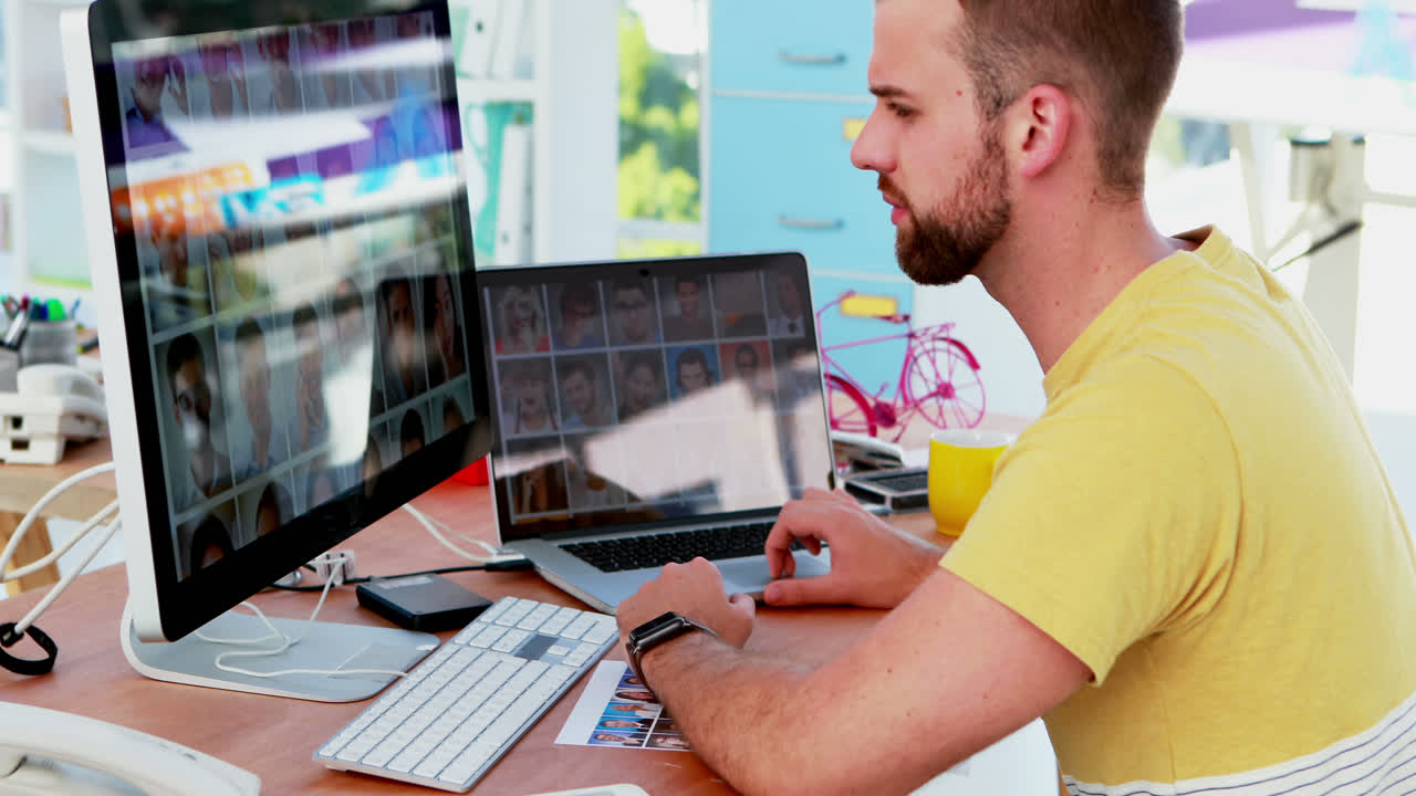 fotos de hombres ejecutivos en portátiles y computadoras en el escritorio 4k