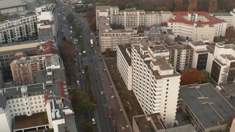 Vista-De-ángulo-Alto-De-La-Calle-Ancha-Que-Atraviesa-El-Barrio-Urbano.-Edificios-Altos-A-Lo-Largo-De-Una-Concurrida-Carretera-De-Varios-Carriles.-Berlín,-Alemania