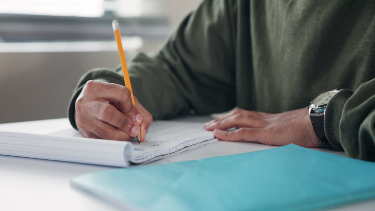 Osoba píše do zápisníku