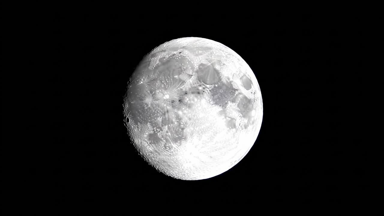 Uma Jornada Hipnotizante Pelo Céu Noturno: Fases Lunares Cativantes Exibindo o Brilho Prateado da Lua e Características Detalhadas da Superfície com Clareza Impressionante