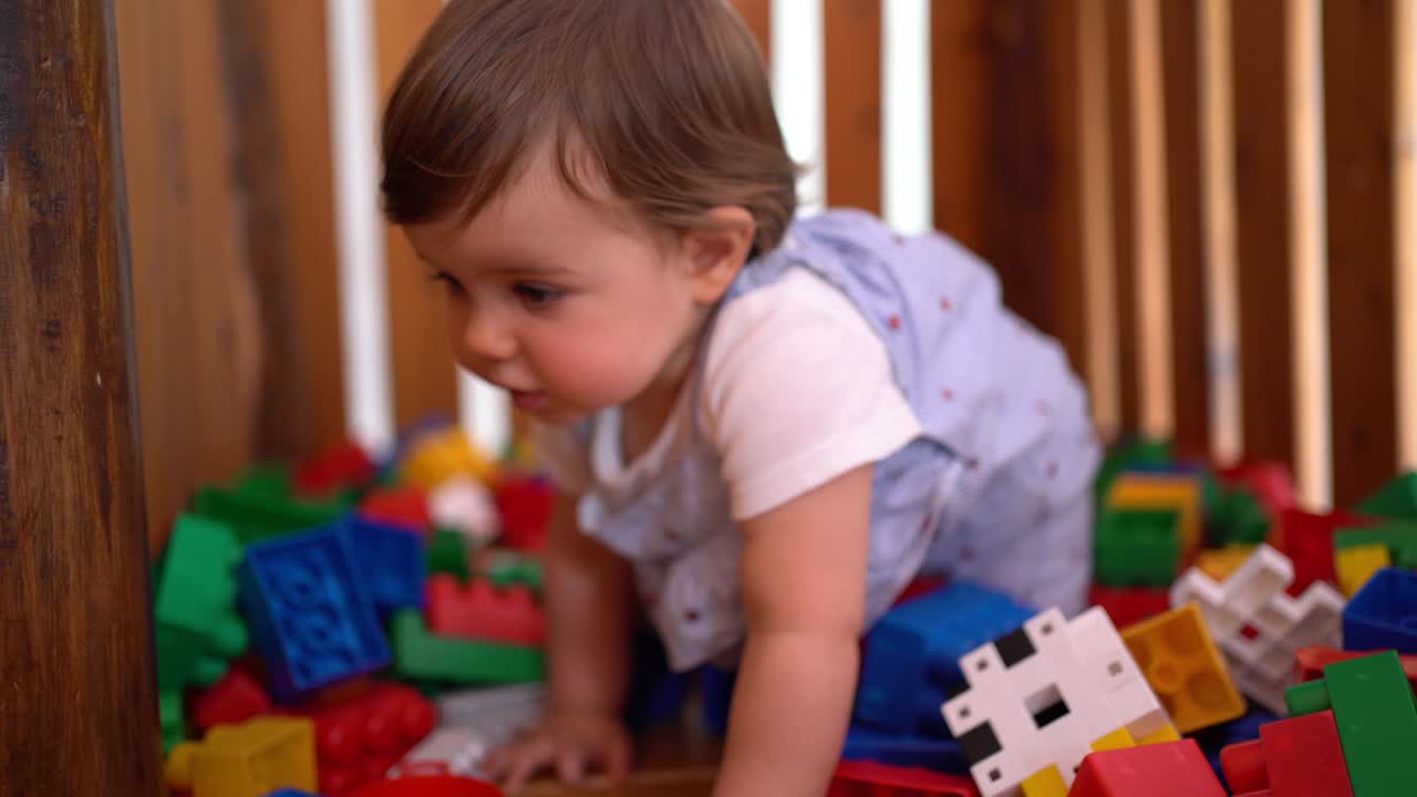 lindo bebe jugando con juguetes