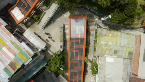 Vista-Aérea-De-Arriba-Hacia-Abajo-De-Las-Escaleras-Mecánicas-En-La-Comuna-13,-Medellín,-Colombia