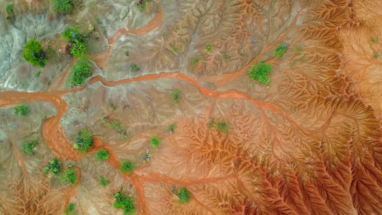 el rojo y el gris de atacua: un viaje en avión no tripulado a través de la reunión de mundos