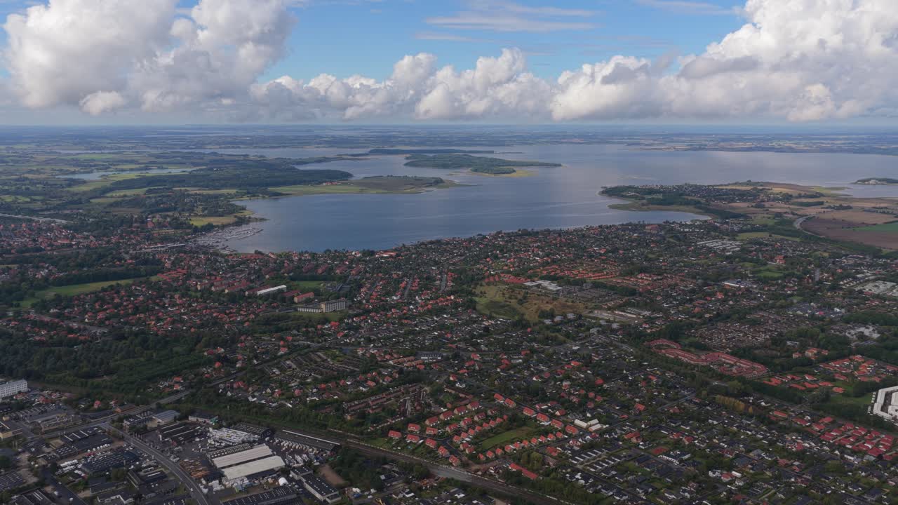 Panorama con drone su Roskilde, Danimarca: tetti urbani, porto e chiese