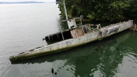 órbita aérea sobre el viejo naufragio del barco uss plainview en un día nublado y tranquilo