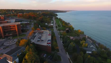 Petoskey-Lago-Michigan-Aéreo-Amanecer-Ciudad-Retroceder