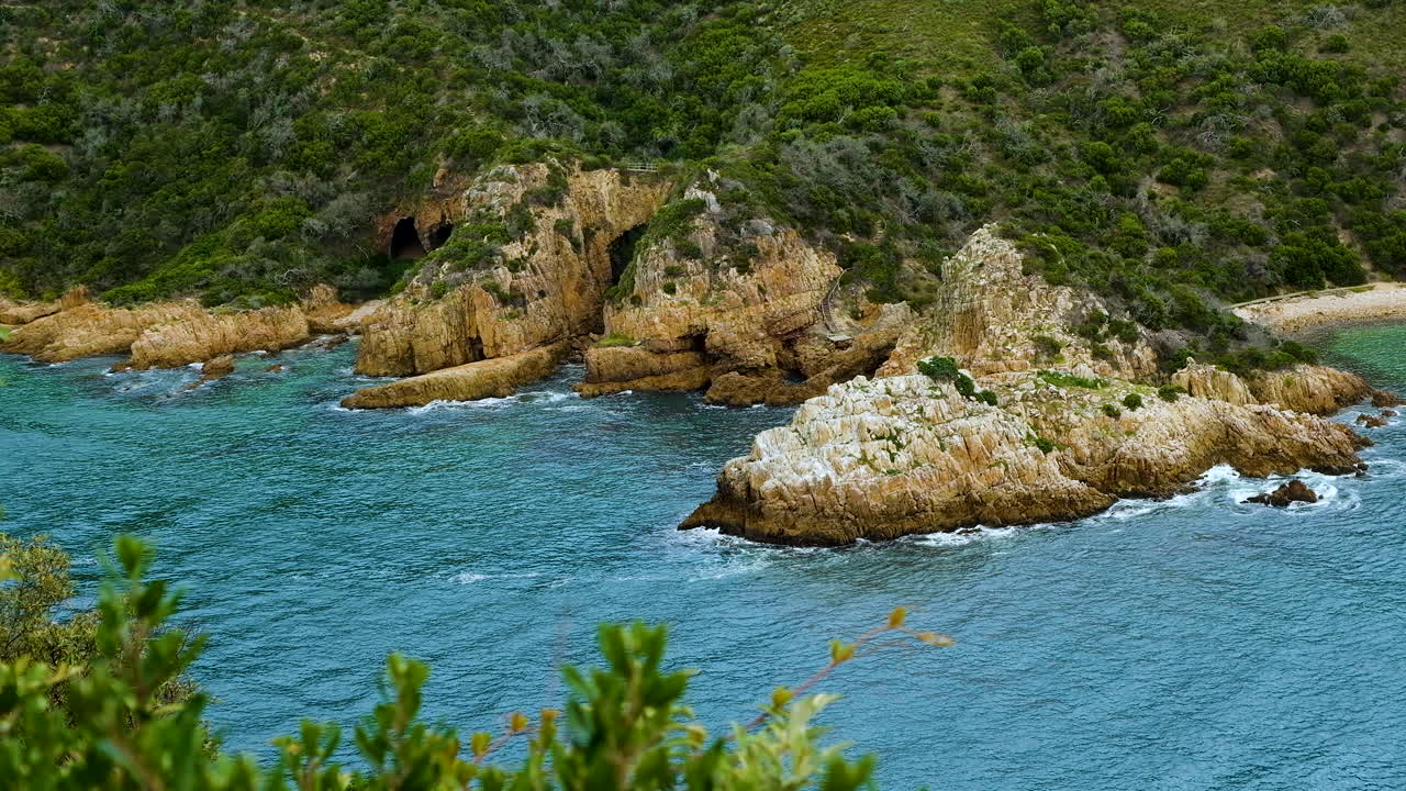 cuevas marinas en la costa rocosa en las pintorescas cabezas de knysna, ruta del jardín, sudáfrica