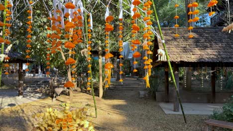 las linternas colgantes se balancean en un jardín sereno