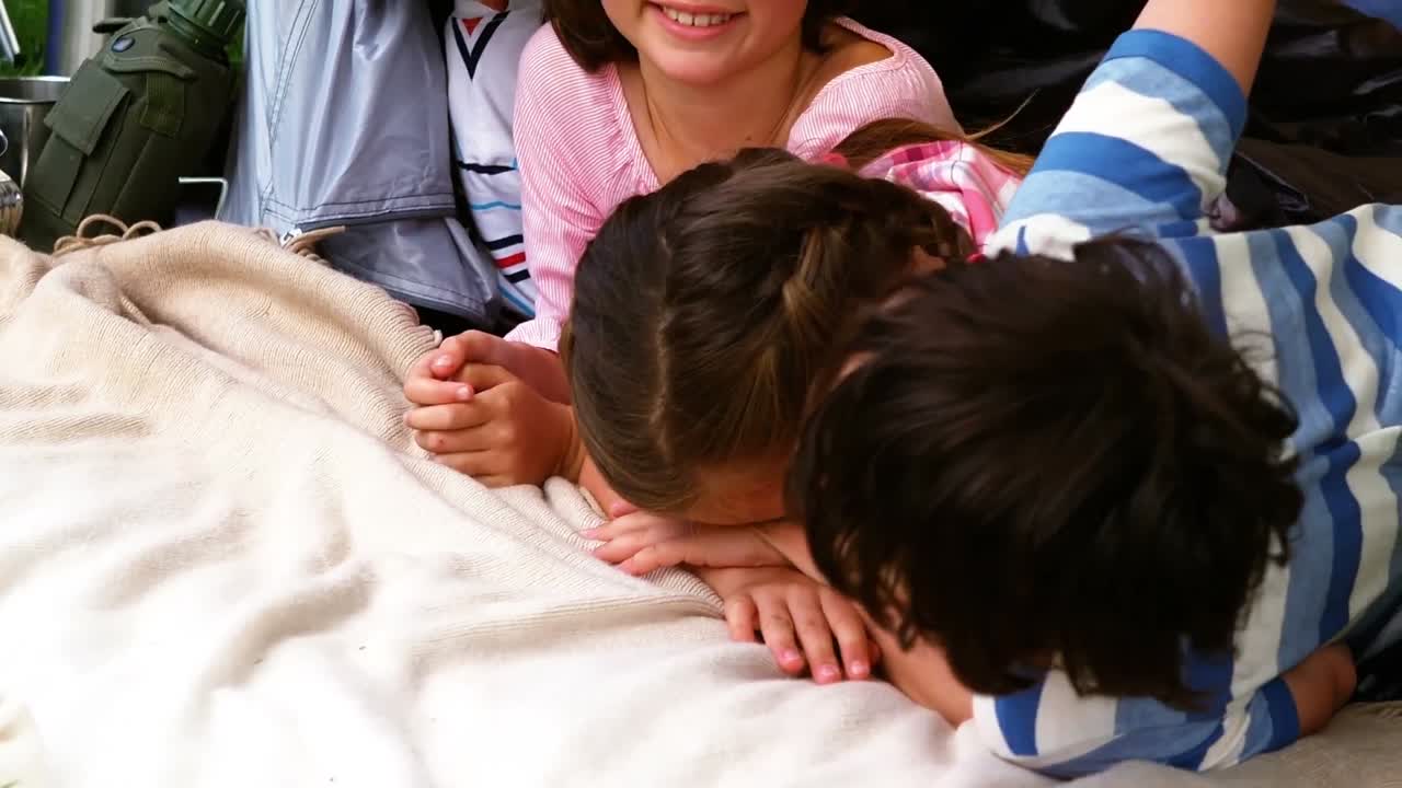 텐트 에서 재미 를 즐기는 어린이 들