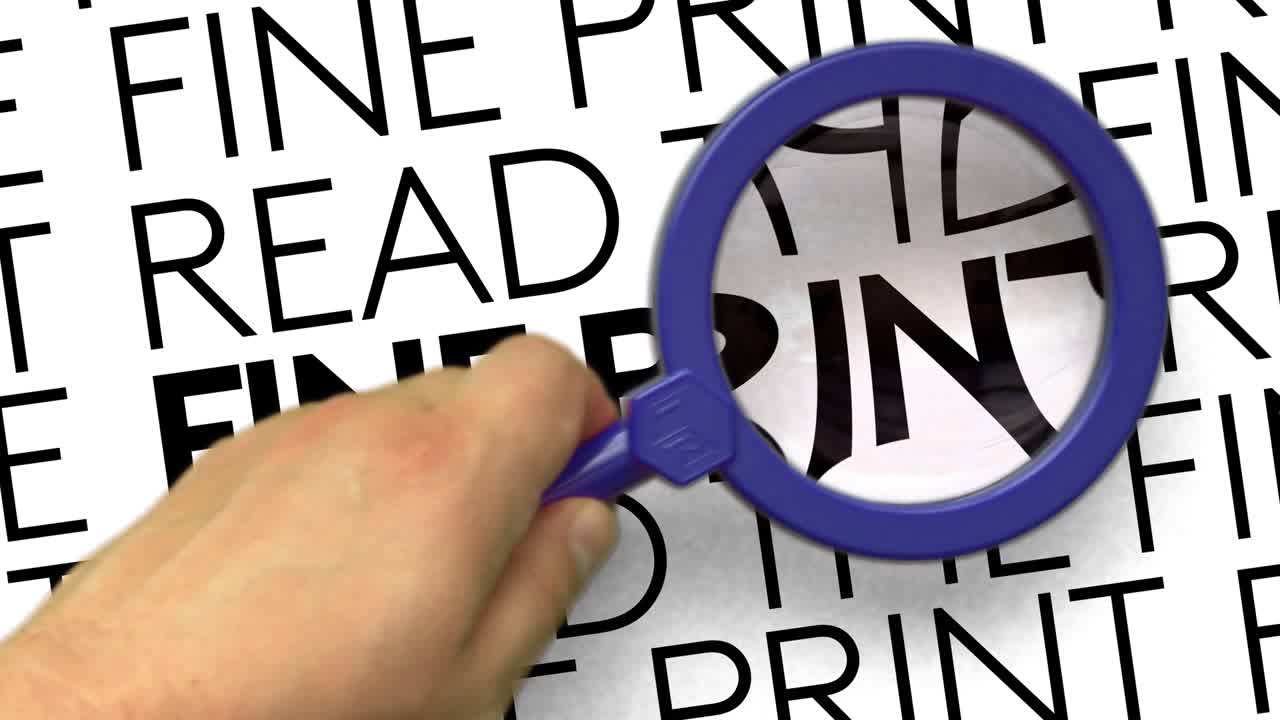 una lente di ingrandimento che guarda il testo: leggere le piccole lettere