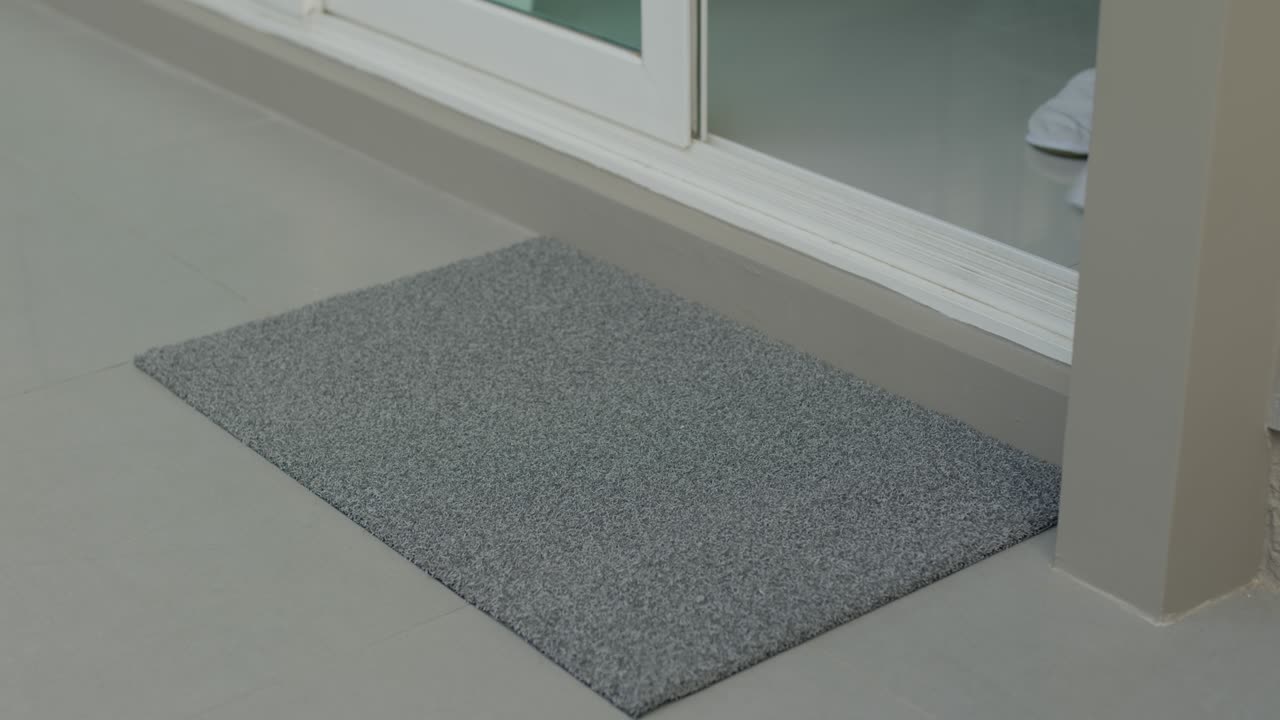 una joven asiática recibe medicamentos en una farmacia.