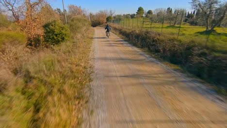 Hombre-En-Un-Viejo-Scooter-Italiano-A-Lo-Largo-Del-Camino-De-Tierra-Del-País