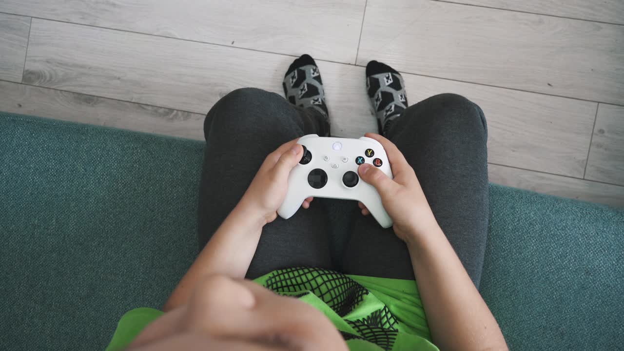 el niño juega a la consola.