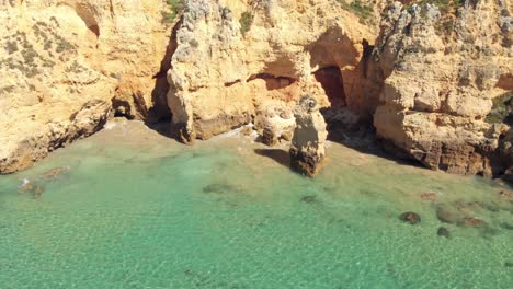 Acantilados-Y-Cuevas-De-La-Prístina-Costa-Del-Océano-Atlántico,-Lagos,-Algarve,-Portugal