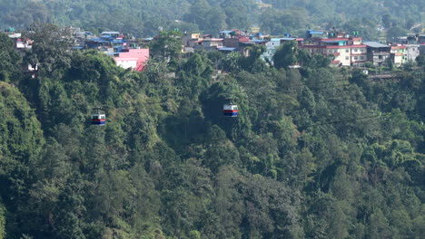 Eine-Seilbahn-überquert-Eine-Tiefe,-Mit-Bäumen-Bedeckte-Schlucht-In-Kushma,-Nepal