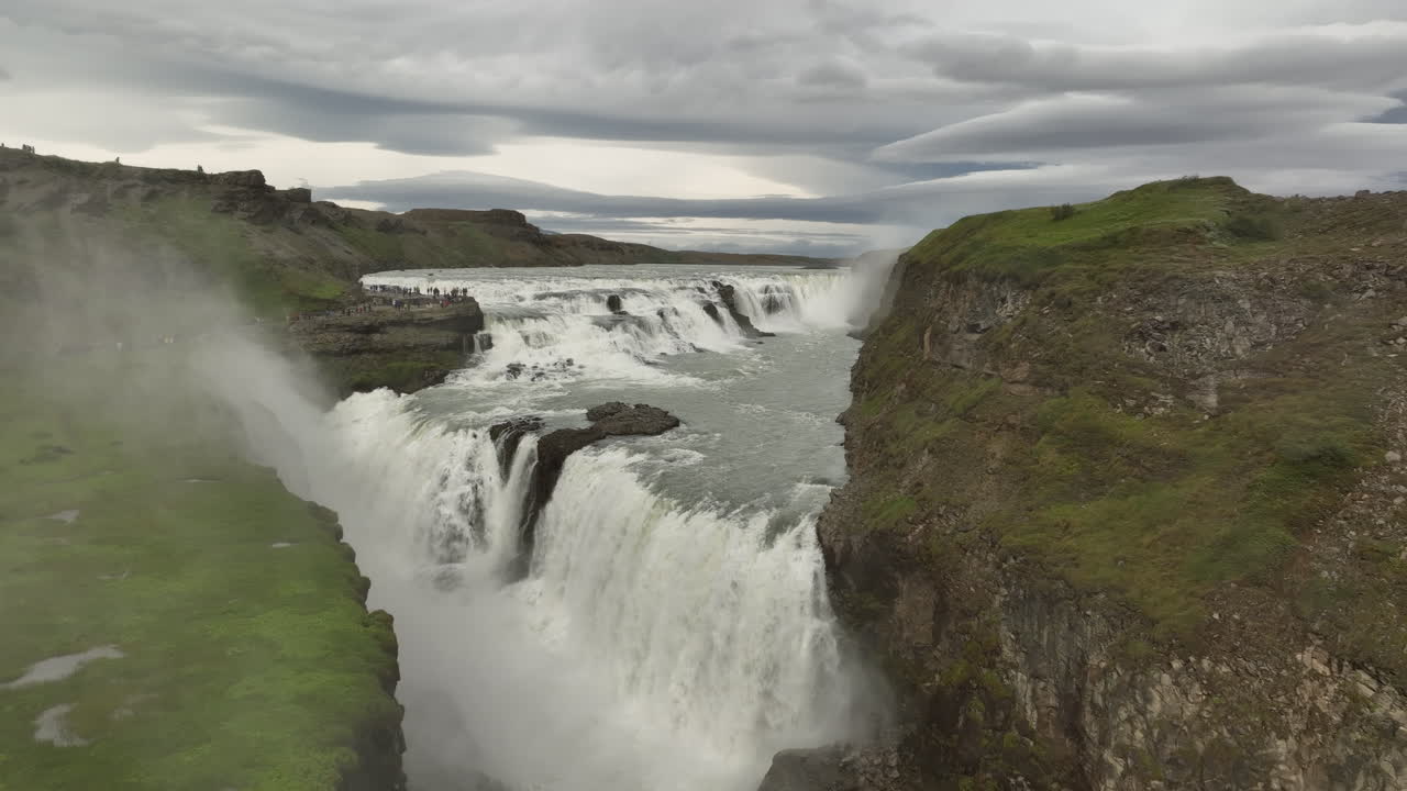 catarata de gullfoss en islandia gira del círculo dorado toma aérea día nublado