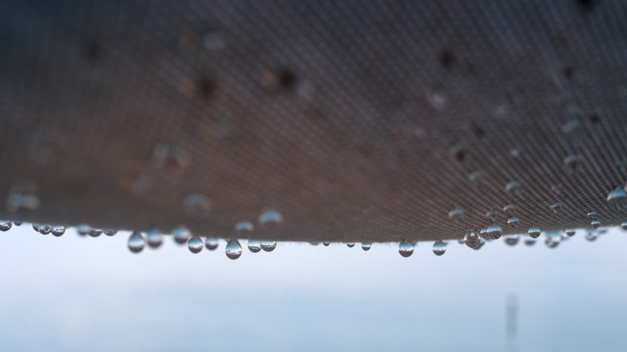 순수한 섬유 창고에서 떨어지는 방울