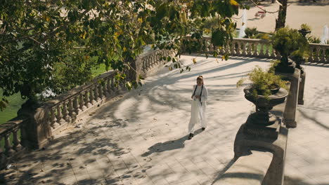 Mujer-Joven-Con-Estilo-Caminando-Por-El-Antiguo-Parque.