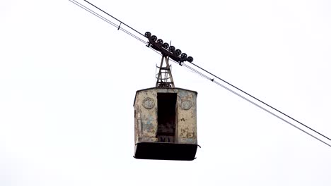 góndola mareante para el transporte de pasajeros se encuentra en el aire debido a demasiado viento