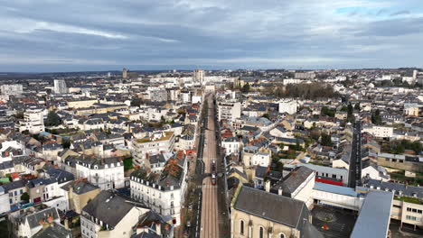 Desde-Arriba,-La-Atmósfera-Nublada-Amplifica-El-Encanto-Medieval-De-Le-Mans.