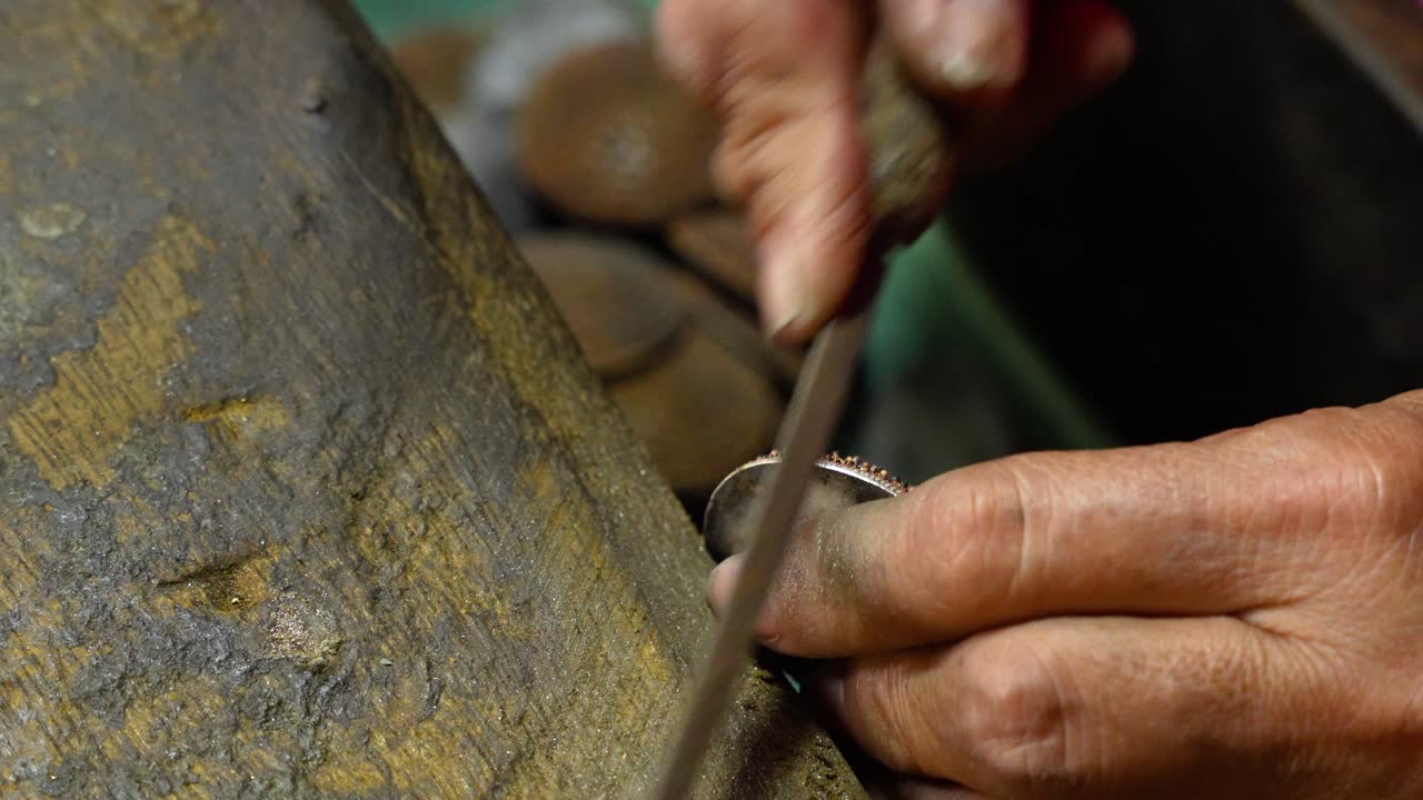Primer plano de técnicas tradicionales de platería artesanal, habilidades de artesano