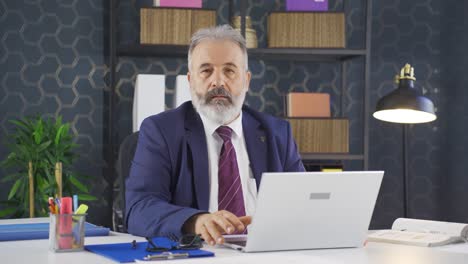 hombre de negocios asintiendo negativamente y negativamente a la cámara.