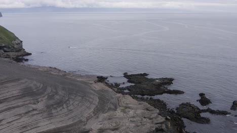 Antena-Cinematográfica-De-La-Escarpada-Costa-De-Basalto-Gris-En-Las-Islas-Westman-De-Islandia