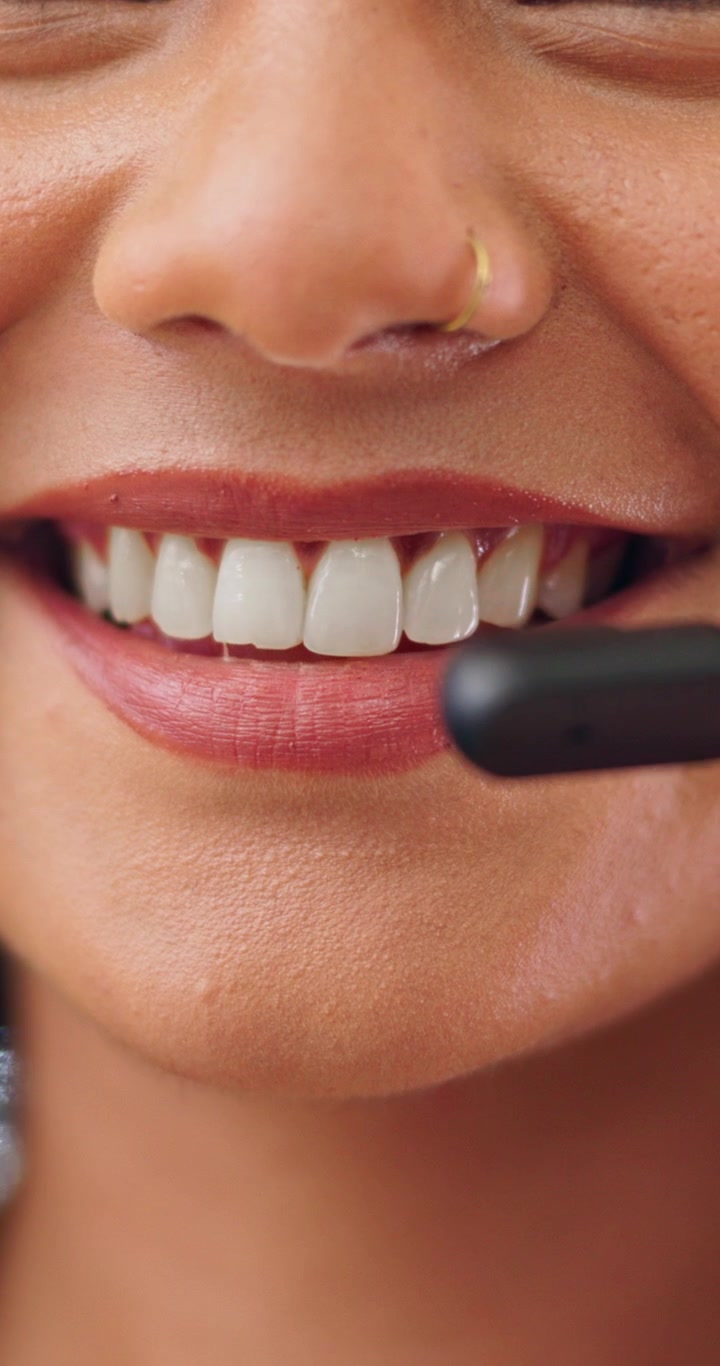 Primo piano di un operatore del servizio clienti sorridente mentre indossa un auricolare