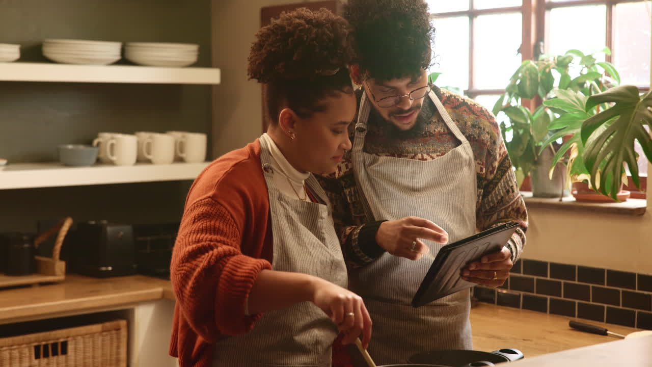 pareja cocinando juntos en la cocina