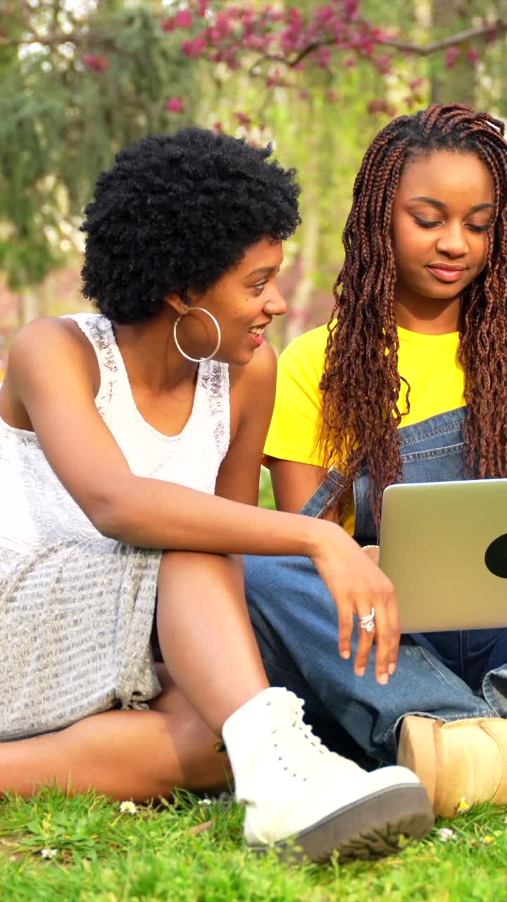 Gruppo di donne eterogenee che utilizzano un portatile all'aperto
