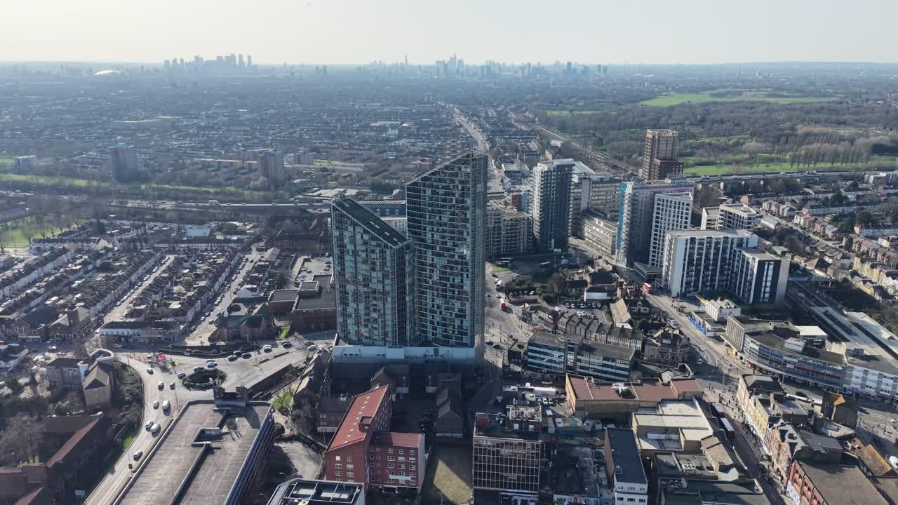 Plano aéreo de estabelecimento do centro da cidade de Ilford, Leste de Londres, Reino Unido, em ângulo elevado.